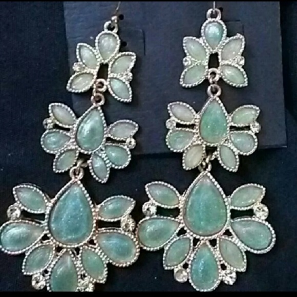 Francesca's Collections Dangly Earrings - Picture 2 of 2